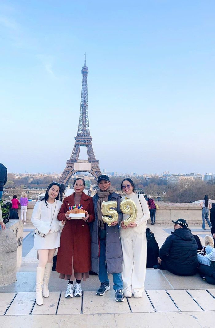 Gia đình Hải Yến đón sinh nhật mẹ ở Paris