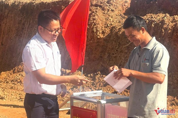 Anh Sùng A Phành vui mừng vì lần đầu được sở hữu đất ở. Ảnh: Hải Dương