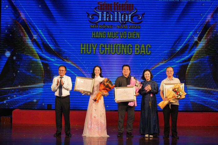 Ban tổ chức trao huy chương Bạc.