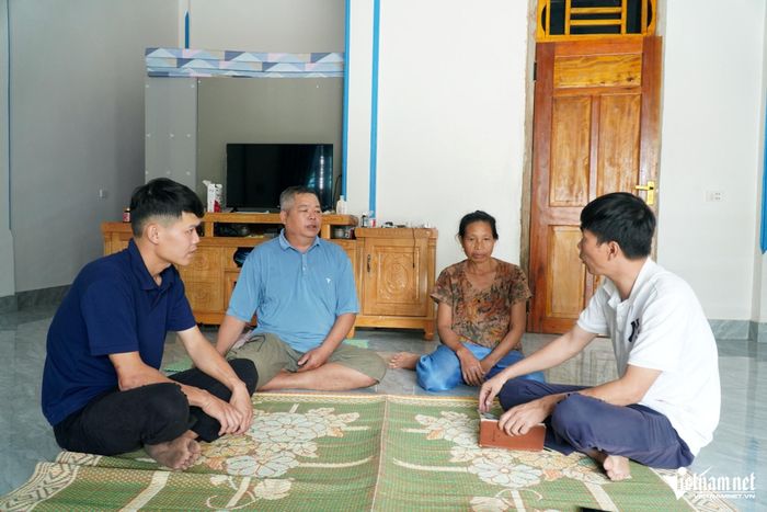 Trưởng thôn Hà Văn Linh thường xuyên gặp gỡ, trao đổi và nắm bắt tâm tư, nguyện vọng của người dân. Ảnh: Lê Dương