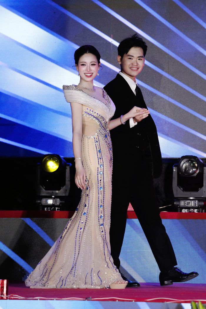 Thu Hằng ở phần thi trang phục dạ hội. Ảnh: NVCC