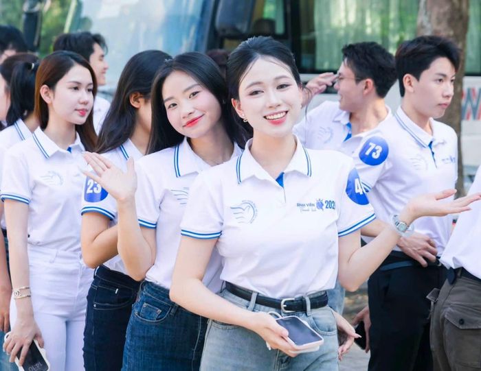 Nữ sinh tham gia hoạt động thiện nguyện trong khuôn khổ cuộc thi. Ảnh: NVCC