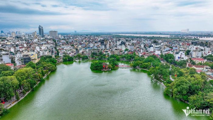 Từ 1/7, Hà Nội thí điểm vùng phát thải thấp tại khu vực Hồ Gươm và chợ đêm phố cổ, với các biện pháp khuyến khích hạn chế xe chạy xăng, điều tiết phương tiện theo khung giờ nhằm cải thiện chất lượng không khí. Ảnh: Hoàng Hà