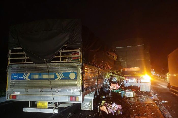 Ô tô tải tông mạnh vào đuôi xe container, hàng hóa văng khắp nơi. Ảnh: A.X