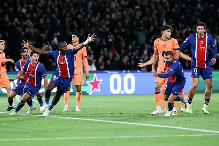 Khung thành Barca luôn chao đảo khi PSG tấn công. Ảnh: PSG