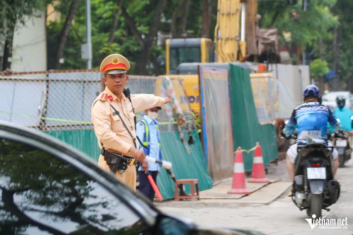 Lực lượng CSGT phân luồng giao thông tại khu vực rào chắn thi công. Ảnh: Đình Hiếu