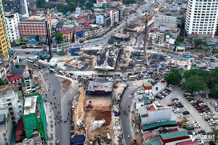 Công trường xây dựng cầu vượt trên đường Nguyễn Chí Thanh. Ảnh: Đình Hiếu