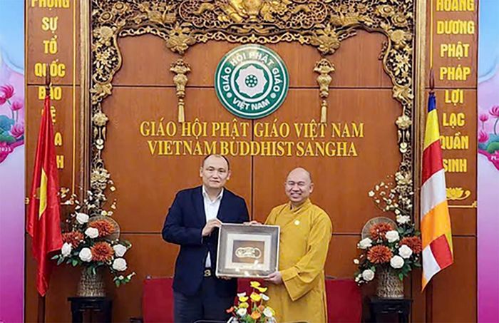Thượng tọa Thích Đức Thiện đón nhận Huân chương Đại sứ thiện chí của Đại hội các nhà lãnh đạo Tôn giáo thế giới và Truyền thống.