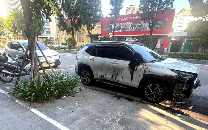 Xe ô tô bị cháy khi đang đỗ bên đường. Ảnh: Q.R