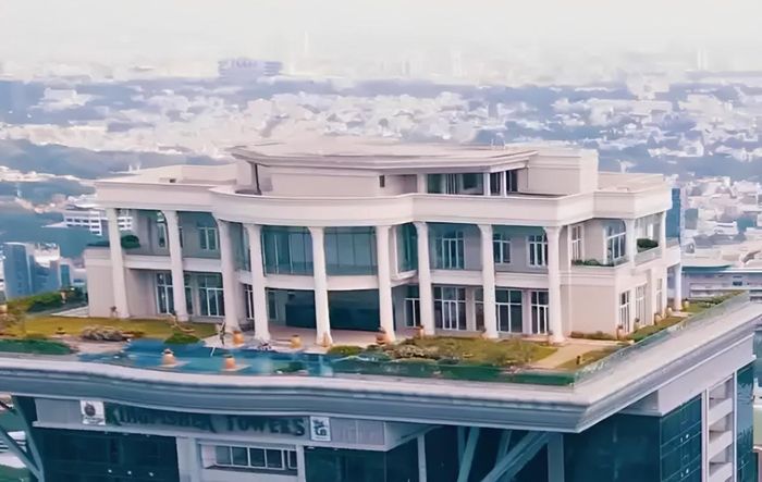 Dinh thự trị giá khoảng 20 triệu USD nằm trên nóc tòa nhà 33 tầng ở thành phố Bengaluru (Ấn Độ), có sân đỗ trực thăng và hồ bơi vô cực nhưng vẫn bỏ trống vì chủ nhân vướng khoản nợ hơn 1 tỷ USD. Ảnh: Business Insider