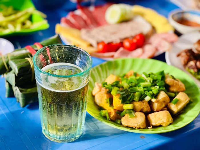 Uống bia nhiều và thường xuyên không có lợi cho gan. Ảnh: Ban Mai