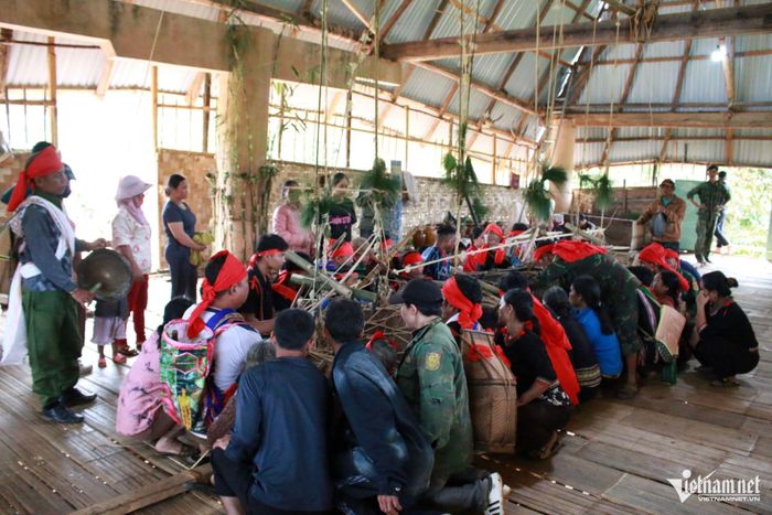 Trong lễ mừng nhà rông mới của người Tơ Đrá, mỗi gia đình đều có người tham gia đánh trống Sơ Grâr. Ảnh: Ngọc Chí