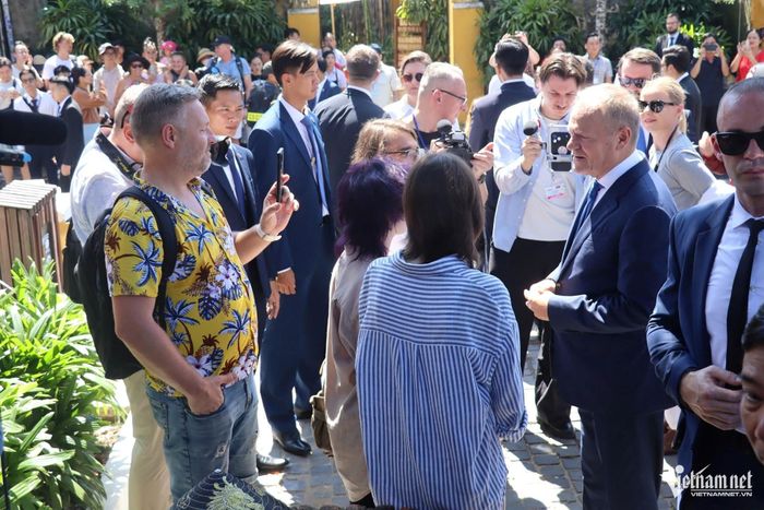Thủ tướng Cộng hòa Ba Lan Donald Tusk trò chuyện cùng du khách quốc tế trên đường phố Hội An