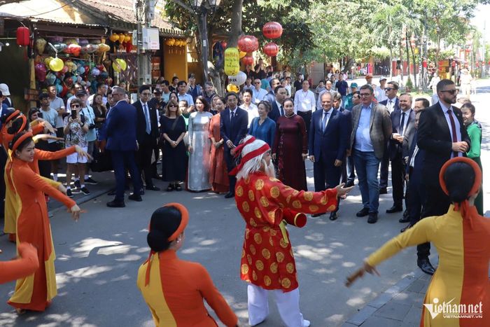Thủ tướng Ba Lan cùng đông đảo du khách theo dõi tiết mục nghệ thuật truyền thống tại phố cổ Hội An