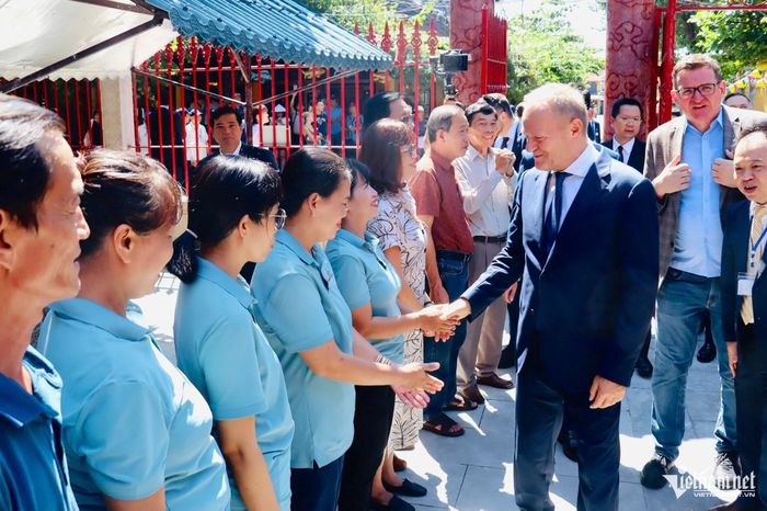 Thủ tướng Donald Tusk trò chuyện với người dân tại Hội quán Quảng Đông