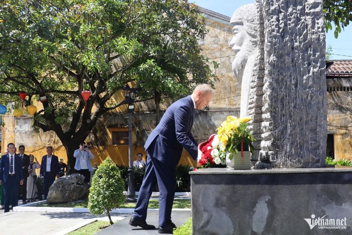 Thủ tướng Cộng hòa Ba Lan Donald Tusk đặt hoa tại tượng đài kiến trúc sư Kazimierz Kwiatkowski