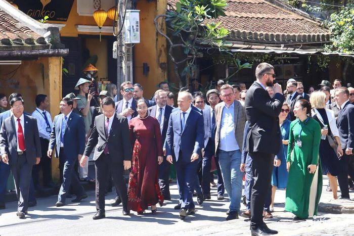 Thủ tướng Donald Tusk cùng đoàn đại biểu cấp cao Ba Lan dạo phố cổ Hội An