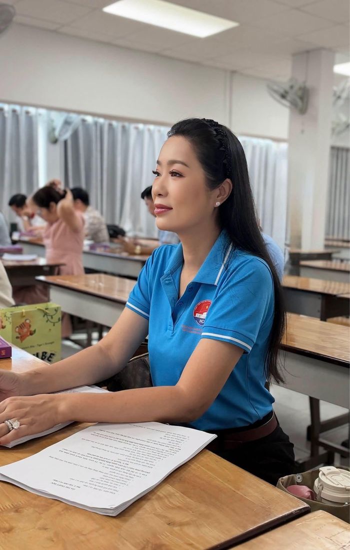 NSND Trịnh Kim Chi rạng rỡ trong phòng thi. Chị đang theo học chương trình đào tạo nghiên cứu sinh tại TP Hà Nội.