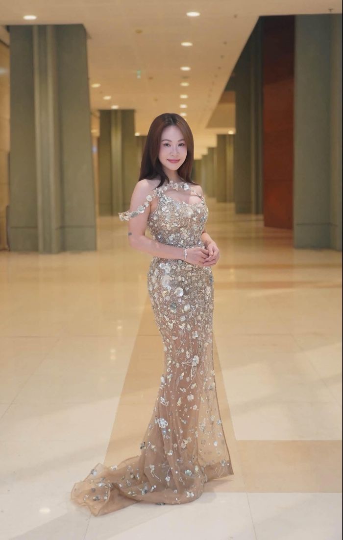 Ca sĩ Uyên Linh xinh đẹp lạ lẫm. 