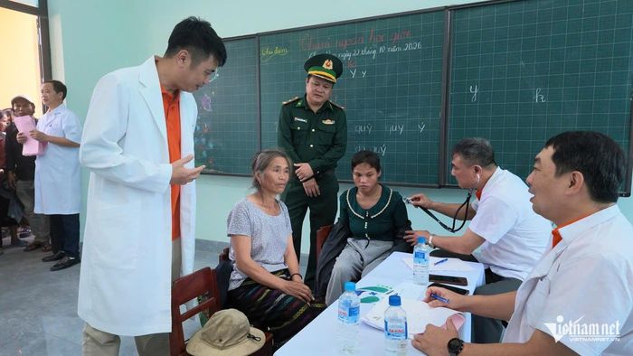 Khám sức khỏe miễn phí cho bà con vùng biên giới của cả 2 nước Việt Nam và Lào