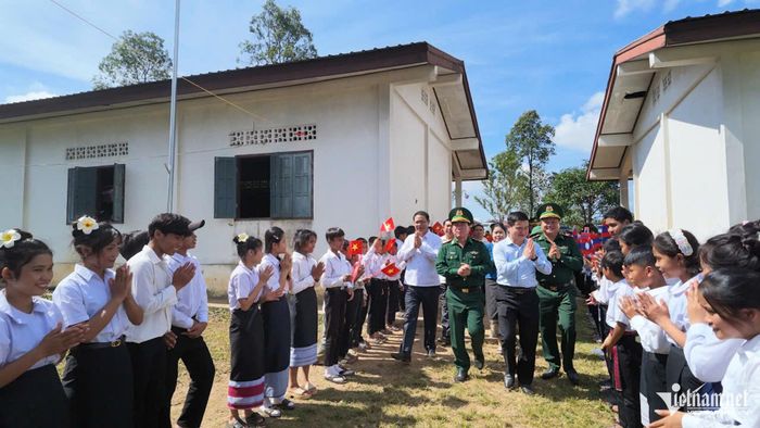 Dịp này Bộ đội Biên phòng Hướng Lập và các nhà hảo tâm tặng bếp ăn bán trú cho điểm trường La Cồ