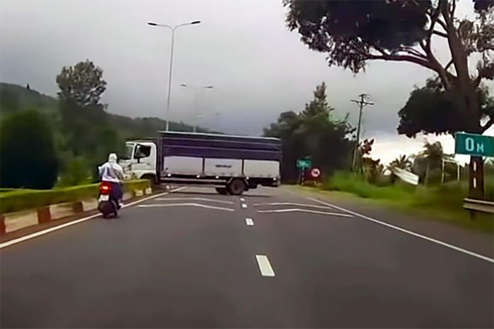 Xe tải quay đầu trên cao tốc Liên Khương - Prenn. Ảnh: Cắt từ video
