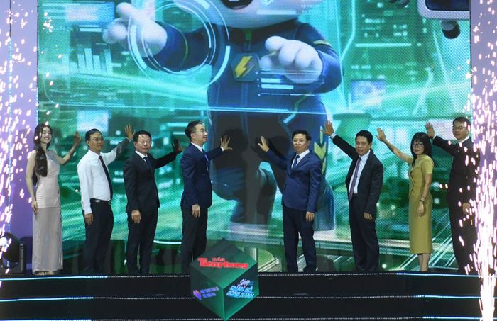 Lãnh đạo NHNN và các đại biểu thực hiện nghi thức khai mạc Sóng Festival 2026. Ảnh: Dương Triều.