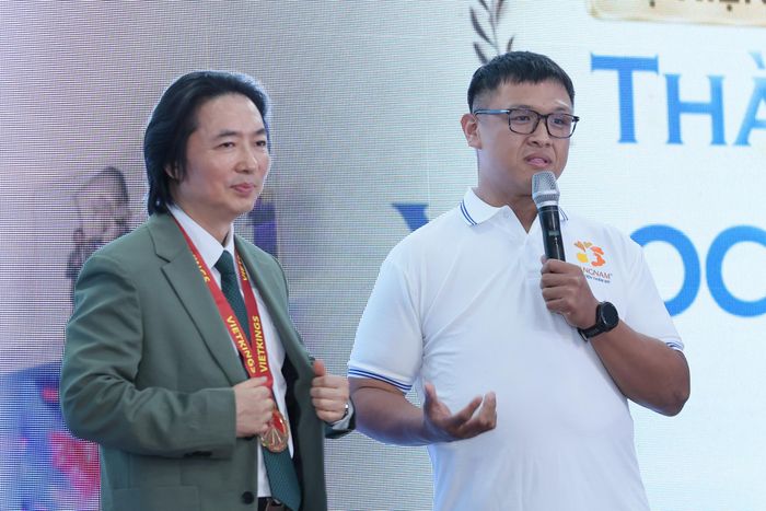 Anh Võ Tấn Nhân chia sẻ về hành trình thay đổi bản thân tại buổi lễ. Ảnh: BTC