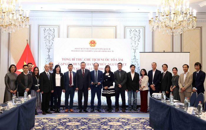 Tổng Bí thư, Chủ tịch nước Tô Lâm cùng chuyên gia, trí thức người Việt Nam tại Bỉ và Luxembourg. Ảnh: TTXVN