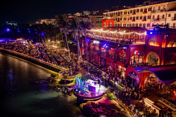 Sở hữu trọn vẹn tầm nhìn đẹp nhất hướng ra khu vực trình diễn Symphony of the Sea cùng buffet gần 100 món, Sun Bavaria GastroPub là điểm hẹn cho bữa tối bên biển.