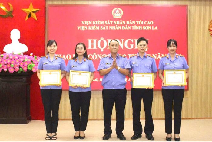  Đồng chí Vũ Trung Thành, Viện trưởng VKSND tỉnh Sơn La trao Giấy khen cho các cá nhân đạt giải trong Cuộc thi trực tuyến “Tìm hiểu pháp luật về bảo vệ bí mật nhà nước”.