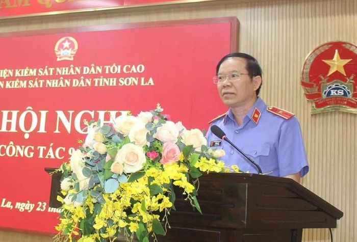 Đồng chí Vũ Hùng Sơn, Phó Viện trưởng VKSND tỉnh Sơn La điều hành phần thảo luận.