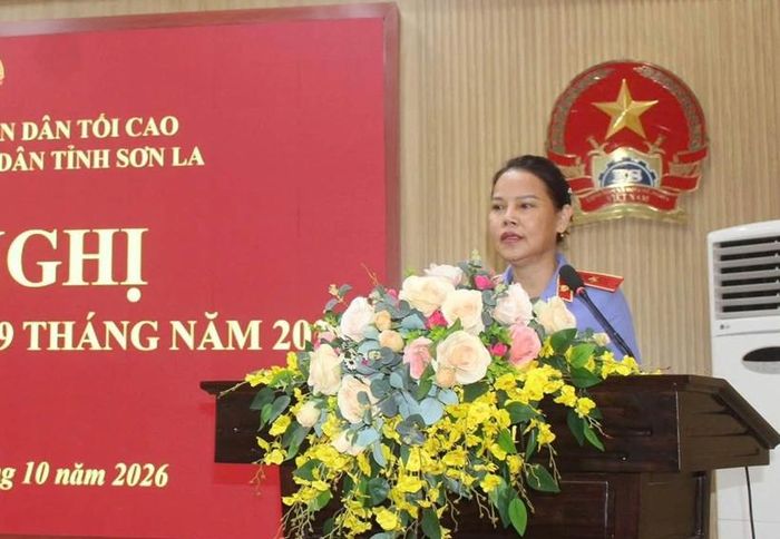  Đồng chí Hoàng Thị Xuân, Phó Viện trưởng VKSND tỉnh Sơn La phát biểu tại Hội nghị.