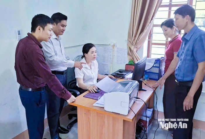 Cán bộ Ban Xây dựng Đảng, Đảng ủy xã Hùng Chân trao đổi về phần mềm tác nghiệp. Ảnh: Mai Hoa