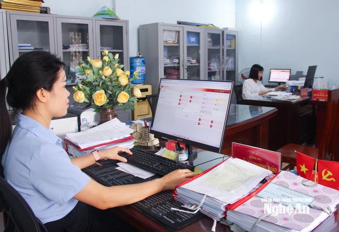 Chuyên viên Đảng ủy xã Đông Hiếu trong giờ làm việc. Ảnh: Mai Hoa