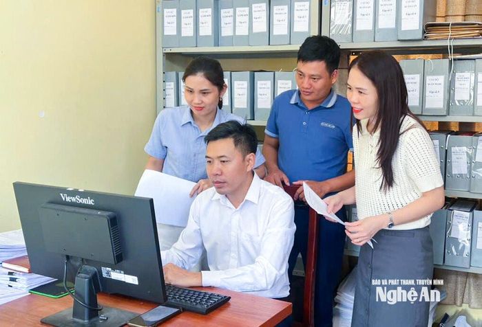 Cán bộ Ban xây dựng Đảng, Đảng ủy xã Bích Hào trao đổi về chuyển đổi số trong công tác Đảng. Ảnh: Mai Hoa