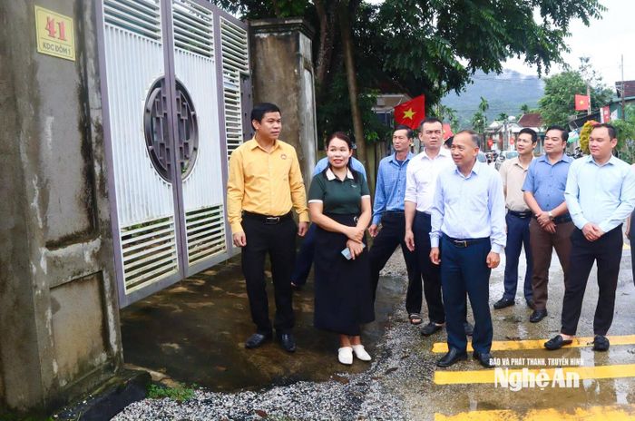 Cán bộ xã Hùng Chân kiểm tra việc gắn số nhà của người dân. Ảnh: Mai Hoa