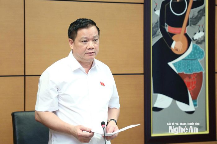 Đồng chí Nguyễn Khắc Thận - Ủy viên Trung ương Đảng, Bí thư Tỉnh ủy, Trưởng Đoàn ĐBQH tỉnh Nghệ An điều hành phiên thảo luận. Ảnh: Việt Anh