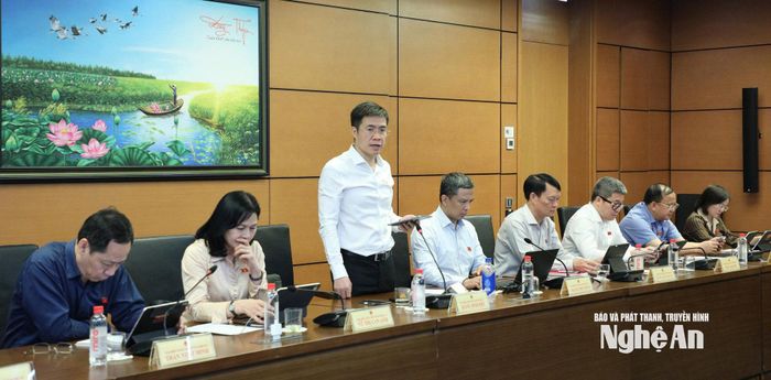 Đại biểu Hoàng Minh Hiếu - Ủy viên chuyên trách Ủy ban Pháp luật và Tư pháp của Quốc hội phát biểu thảo luận. Ảnh: Việt Anh