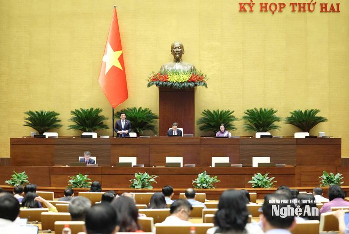 Quốc hội làm việc tại hội trường để nghe trình bày tờ trình và báo cáo thẩm tra các dự án luật. Ảnh: Viết Chung