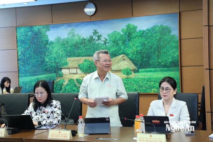 Đại biểu Nguyễn Sỹ Hội - Phó Chủ tịch Ủy ban MTTQ Việt Nam tỉnh, Chủ tịch Hội Cựu chiến binh tỉnh phát biểu thảo luận. Ảnh: Việt Anh