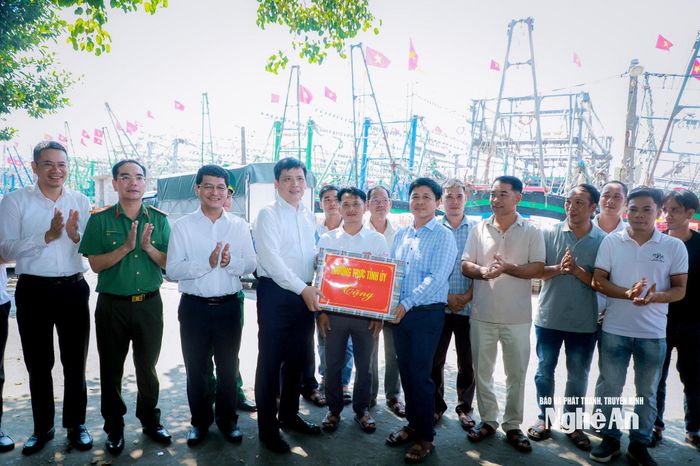 Đoàn công tác tặng quà của Thường trực Tỉnh ủy là 200 lá cờ Tổ quốc cho Chi bộ Hội Nghề cá Quỳnh Lập. Ảnh: Thành Duy