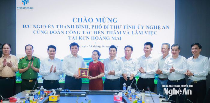Phó Bí thư Tỉnh ủy Nguyễn Thanh Bình tặng quà lưu niệm đến Công ty CP Hoàng Thịnh Đạt. Ảnh: Thành Duy