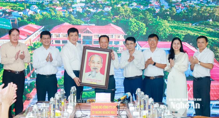 Đồng chí Phó Bí thư Tỉnh ủy tặng quà lưu niệm đến Đảng bộ Công ty CP Xi măng Vicem Hoàng Mai. Ảnh: Thành Duy