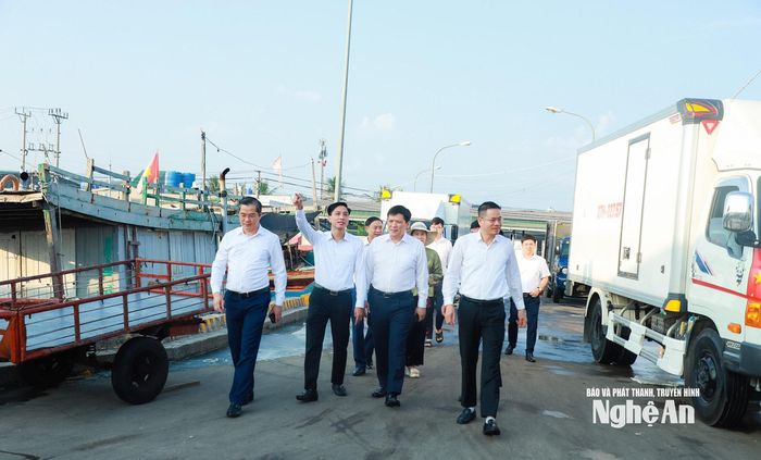 Đoàn đến kiểm tra tại cảng cá Quỳnh Phương, phường Quỳnh Mai. Ảnh: Thành Duy
