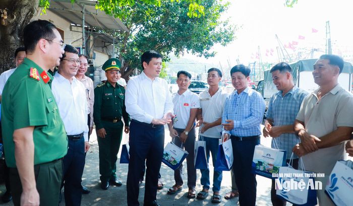 Đồng chí Phó Bí thư Tỉnh ủy tặng thuốc y tế cho Chi bộ Hội Nghề cá Quỳnh Lập. Ảnh: Thành Duy