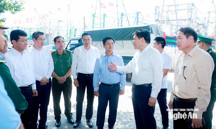 Phó Bí thư Tỉnh ủy Nguyễn Thanh Bình trao đổi với đảng viên Chi bộ Hội Nghề cá Quỳnh Lập. Ảnh: Thành Duy