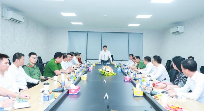 Phó Bí thư Tỉnh ủy Nguyễn Thanh Bình làm việc với Công ty CP Hoàng Thịnh Đạt. Ảnh: Thành Duy