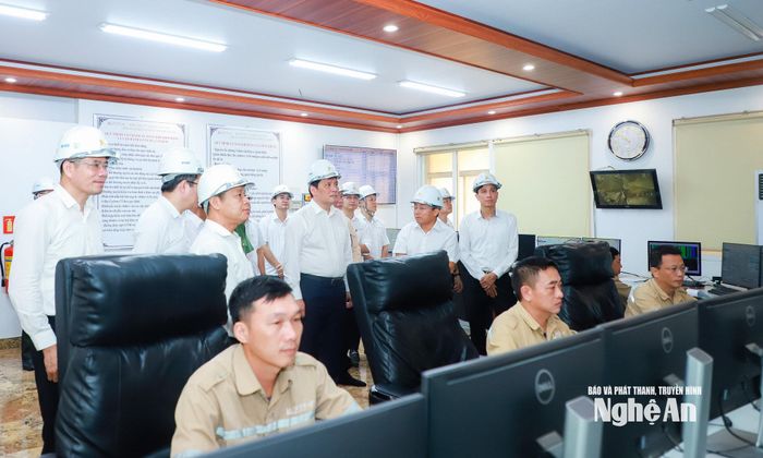 Phó Bí thư Tỉnh ủy Nguyễn Thanh Bình và đoàn công tác thăm, làm việc tại Công ty CP Xi măng Vicem Hoàng Mai. Ảnh: Thành Duy