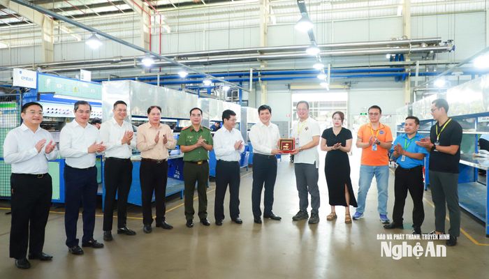 Phó Bí thư Tỉnh ủy Nguyễn Thanh Bình và đoàn công tác tặng quà lưu niệm đến Công ty TNHH Giầy Andromeda Việt Nam. Ảnh: Thành Duy